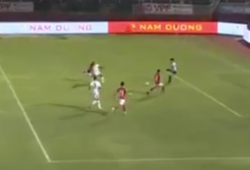 Tiến Dũng đứng 'như trời trồng' trong pha ghi bàn của Viettel