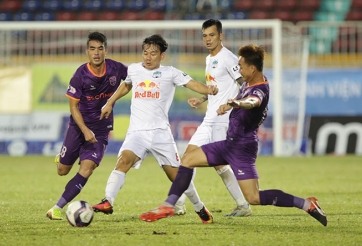 VIDEO: 300s khó tin khiến Kiatisak mất 3 điểm