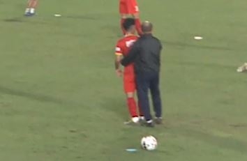 VIDEO: Hồng Duy như có mắt sau gáy trước ý định 'xâu kim' của thầy Park