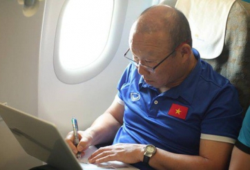 HLV Park có hành động ý nghĩa trên chuyến bay tới UAE