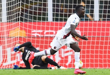 VIDEO: Thủ môn cướp bóng của đồng đội rồi biếu không cho bàn thắng cho đối thủ