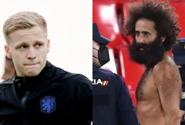 Van de Beek của MU bị cho là người khỏa thân chạy vào sân