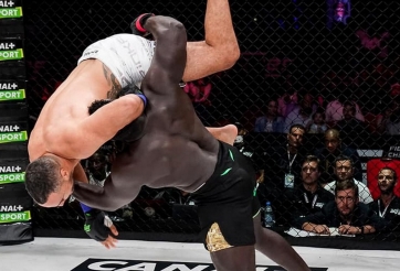 Kane nhấc bổng đối thủ rồi đấm không trượt phát nào