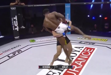 Võ sĩ nhấc bổng đối thủ, được đề cử 'pha knock-out của năm'