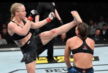 VIDEO: Shevchenko khiến đối thủ rơi vào vô thức chỉ bằng một cú đá