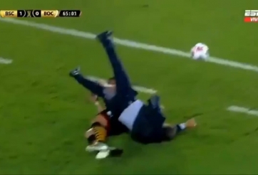 VIDEO: Đối phương quật ngã cùng lúc cầu thủ lẫn HLV Barcelona