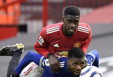 Cầu thủ MU mang thiết bị lạ vào sân