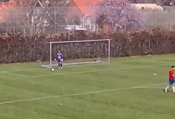 VIDEO: Thủ môn trả giá đắt vì coi thường bóng ở phần sân đối phương