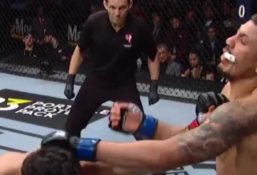 Klose bị đấm văng cả hàm bảo hộ