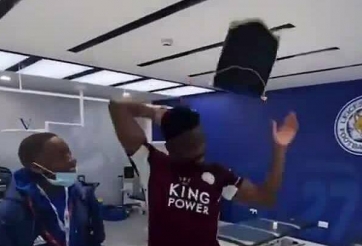 VIDEO: Cờ Chelsea bị cầu thủ Leicester sỉ nhục sau chung kết FA Cup
