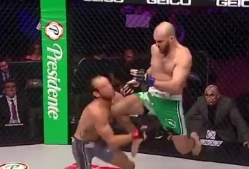 VIDEO: Pha lên gối 'sấm sét' khiến võ sĩ sụp đổ như máy bay rơi