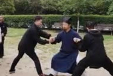 VIDEO: Đạo trưởng Võ Đang cho hai thanh niên thấy sức mạnh của khí công