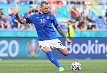 Đồng đội Ronaldo sút phạt trúng cột dọc Xứ Wales