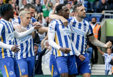 VIDEO: 'Ngựa ô' Ngoại hạng Anh hạ Leicester, áp sát nhóm dẫn đầu