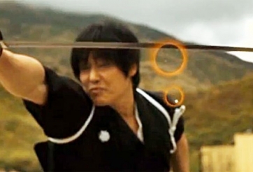 VIDEO: Samurai chém đôi viên đạn đang bay bằng kiếm thuật thượng thừa