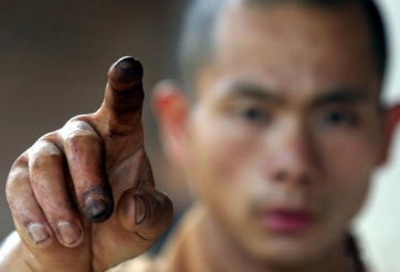 VIDEO: Sư Thiếu Lâm thi triển 'Nhất Chỉ Thiền Công'