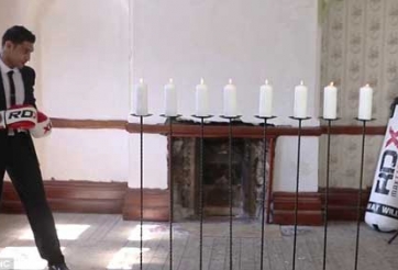 VIDEO: Amir Khan tung cú đấm làm tắt 8 ngọn nến