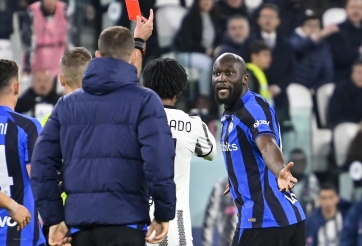 Là nạn nhân của 'vấn nạn nhức nhối' nhưng Lukaku lại bị phạt