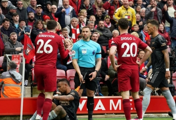 Người đánh cùi chỏ sao Liverpool chính thức bị cấm, trọng tài kỳ cựu lên tiếng