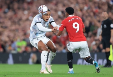 Trở thành trò hề trước MU, CĐV Liverpool đòi đội bóng 'xuống tay' với siêu trung vệ 75 triệu bảng