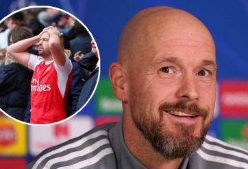 Fan Arsenal tức 'nổ đom đóm mắt' vì hành động kỳ lạ của Ten Hag với trọng tài