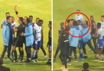 VIDEO: Cầu thủ tung 'nộ long cước' đá bay trọng tài