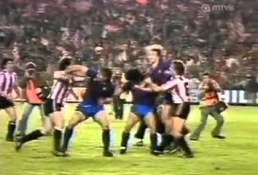 VIDEO: Maradona và khoảnh khắc bất cần đời nhất trong sự nghiệp