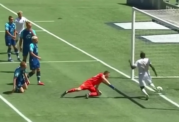 VIDEO: Đồng đội phát cáu với pha chuyển hóa bàn thắng thành cơ hội cực tệ