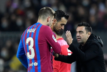 Xavi mạnh tay trừng phạt, Pique hết cửa ở lại Barca