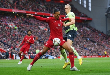 Van Dijk nối dài kỷ lục khủng trong ngày khiến Haaland 'tắt điện' toàn tập