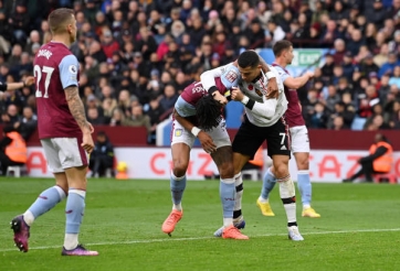 Ronaldo hóa 'đô vật', thảm hại ra sao trong ngày MU thua đậm Aston Villa?