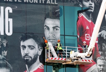 VIDEO: Chạnh lòng khoảnh khắc MU gỡ tấm poster Ronaldo trước World Cup 2022