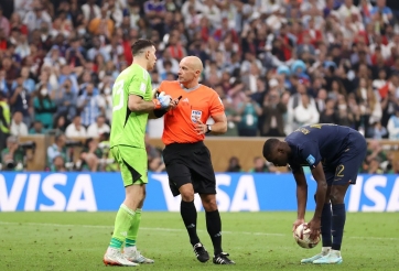Ngán ngẩm 'trò hề' của thủ thành Argentina, FIFA quyết mạnh tay sửa luật phạt đền