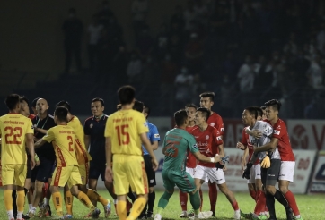 Cầu thủ CLB TP.HCM đồng loạt tố 'trọng tài không có lương tâm'