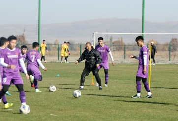 HLV Park 'nắm được thóp' đối thủ, U23 Việt Nam tập đánh bài lạ