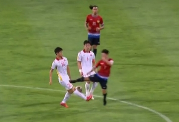 Messi Lào: 'Tôi không cố ý đạp Phan Văn Đức đâu, HLV Park và NHM Việt Nam đừng giận tôi'