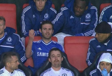 Video bóng đá: Mata bực tức vì bị Mourinho thay ra