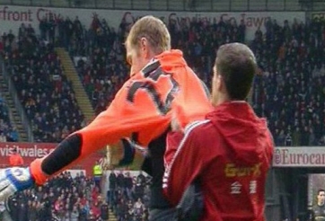 Thủ môn Tremmel tái hiện hình ảnh vật lộn cùng áo đấu của Balotelli