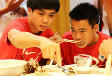 Cầu thủ U19 ăn mỗi ngày hết 3 triệu đồng