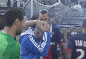 Ancelotti bối rối khi bị Ibrahimovic xoa đầu