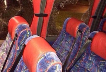 Thua Liverpool, Hull City bị ném nát xe bus