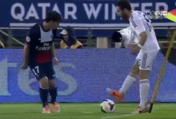 Video bóng đá: Daniel Carvajal mất bóng vì bị cột cờ đập trúng người