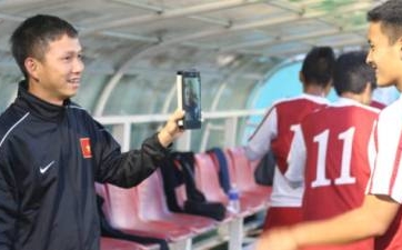 Cúp Tứ hùng 2014: U19 VN chúc mừng năm mới thầy Guillaume qua Skype