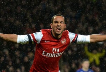 Walcott háo hức đối đầu Tottenham tại FA Cup