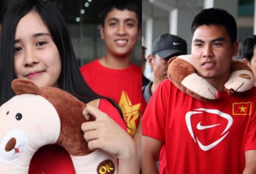 Cầu thủ U19 Việt Nam hào phóng tặng gấu bông cho fan nữ xinh đẹp