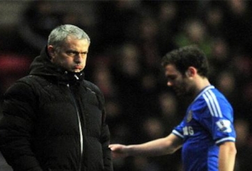 HLV Mourinho bác bỏ khả năng ra đi của Mata