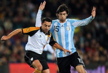 Tiền vệ kém hiệu quả, Man Utd hỏi mua “nhạc trưởng” Argentina