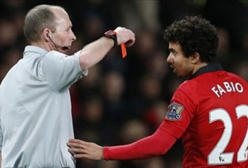 Trọng tài Mike Dean bị ‘ném đá’ vì hành động lạ