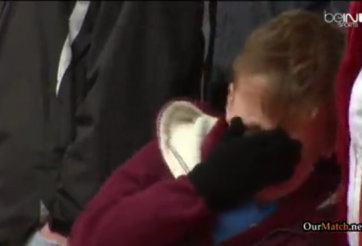 Video bóng đá: Fan nhí ôm mặt khóc nức nở sau trận thua đậm của West Ham