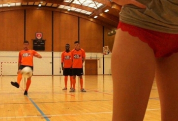 Video hài hước: Dùng mông người đẹp làm đích tập sút